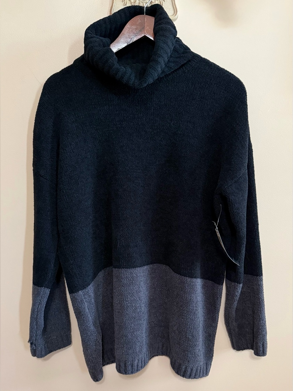 NWT BCBGMaxAzria Black and Gray Velour Sweater Sz M w/defects